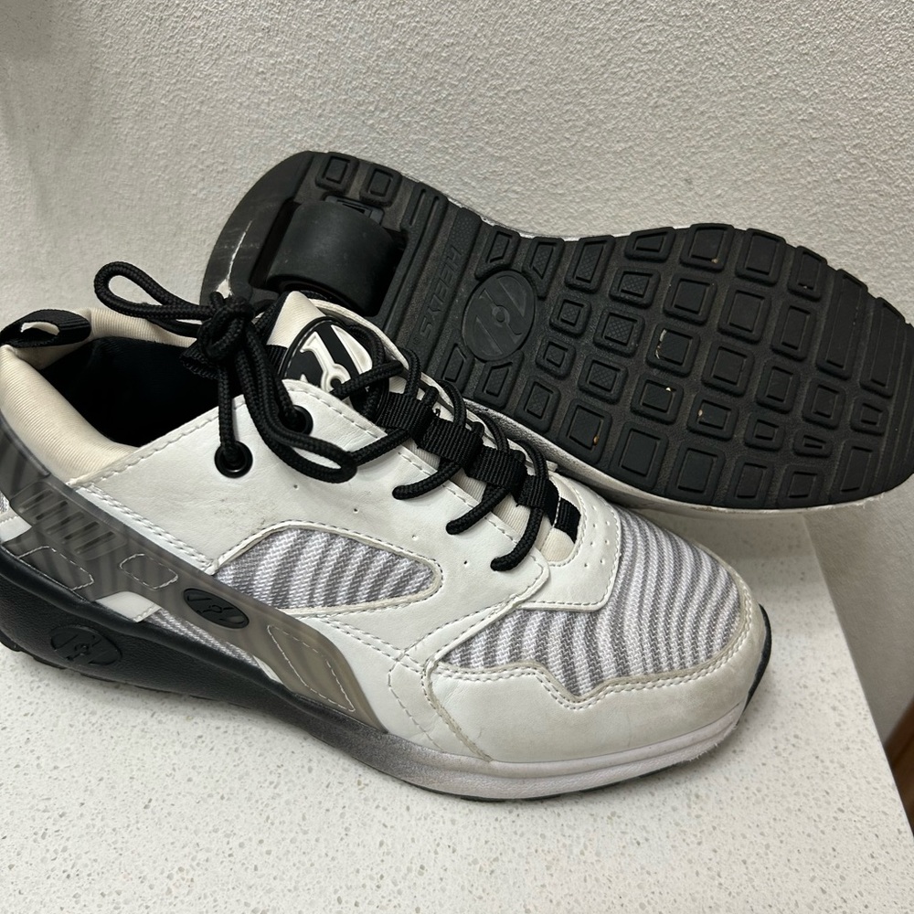 HEELYS sneakers in white and black design fun and stylish! Size 4 youth